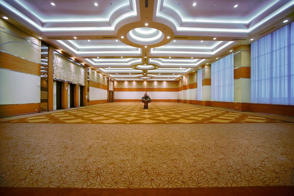 Atria Hotel Магеланг Екстериор снимка