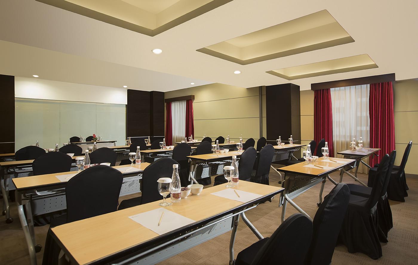 Atria Hotel Магеланг Екстериор снимка