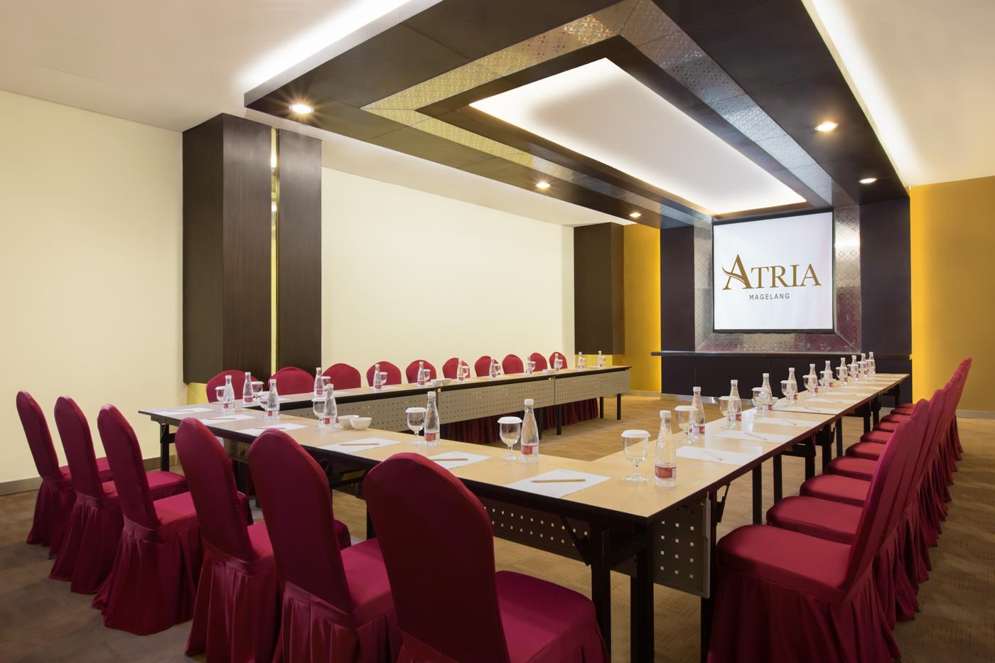 Atria Hotel Магеланг Екстериор снимка