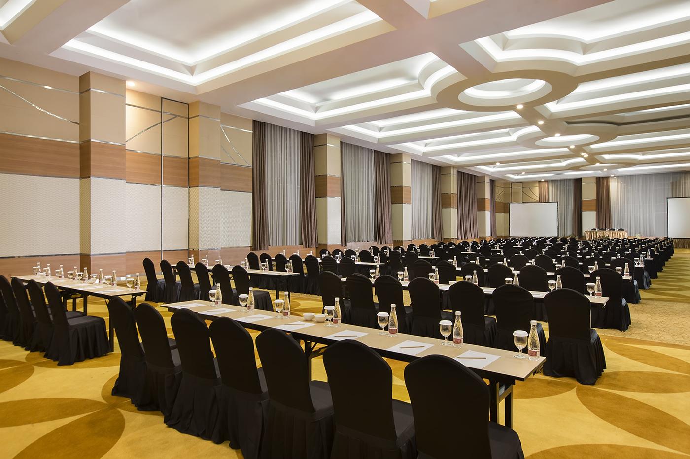 Atria Hotel Магеланг Екстериор снимка