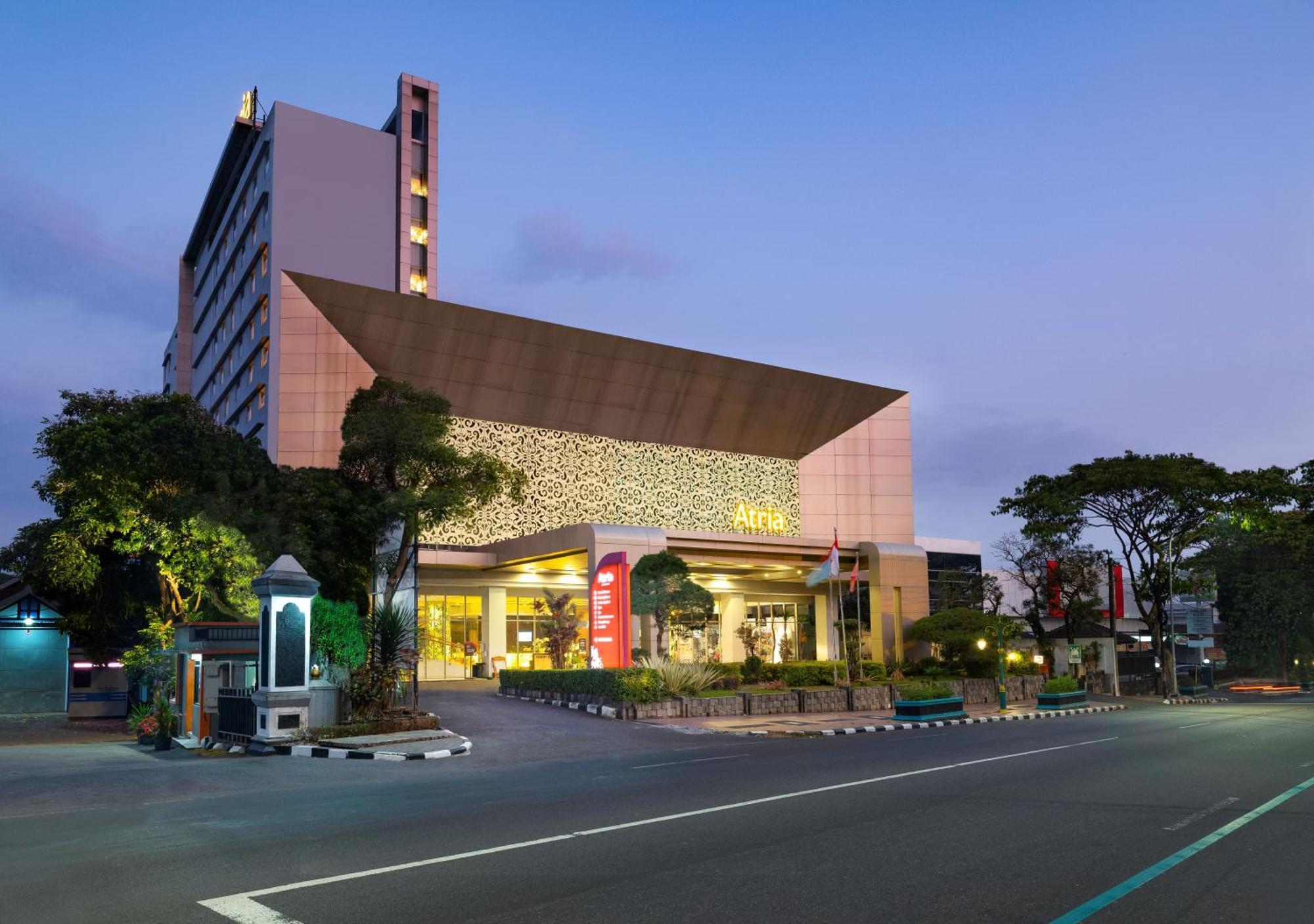 Atria Hotel Магеланг Екстериор снимка