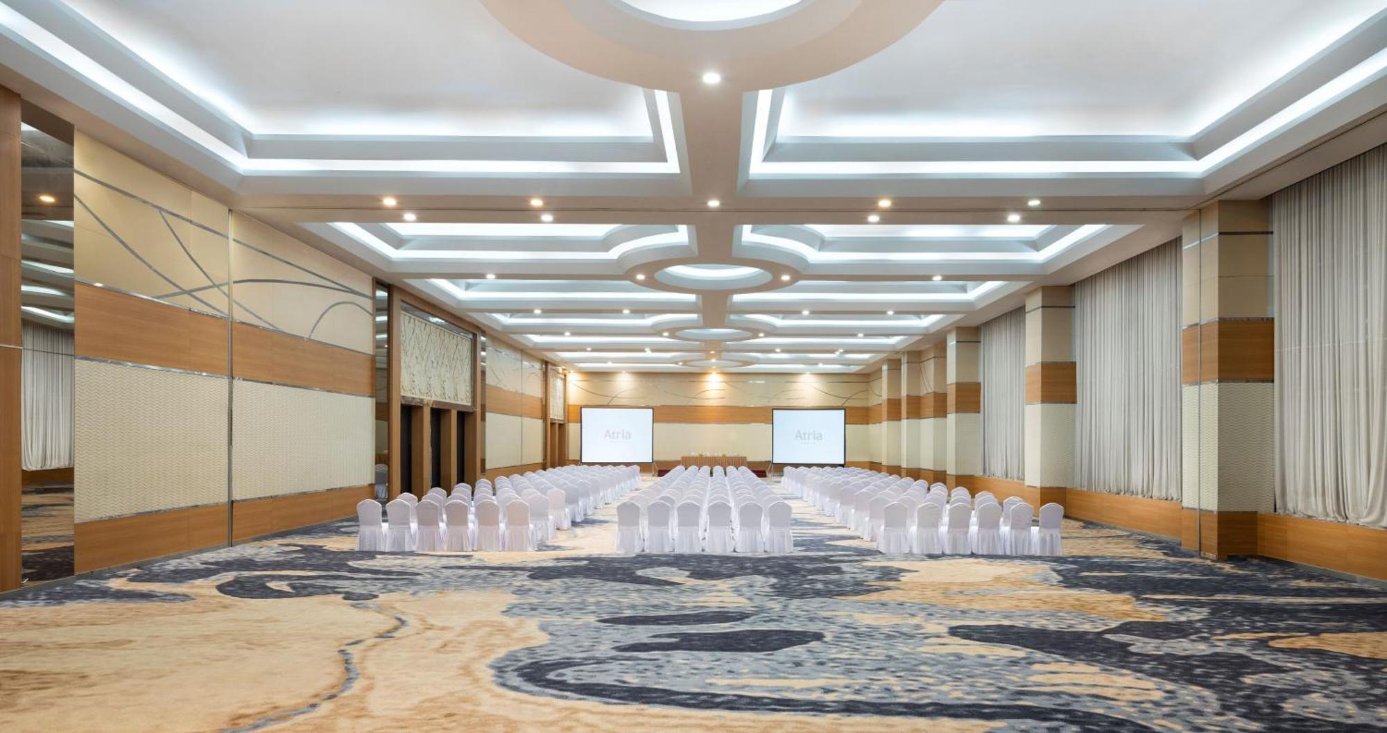 Atria Hotel Магеланг Екстериор снимка