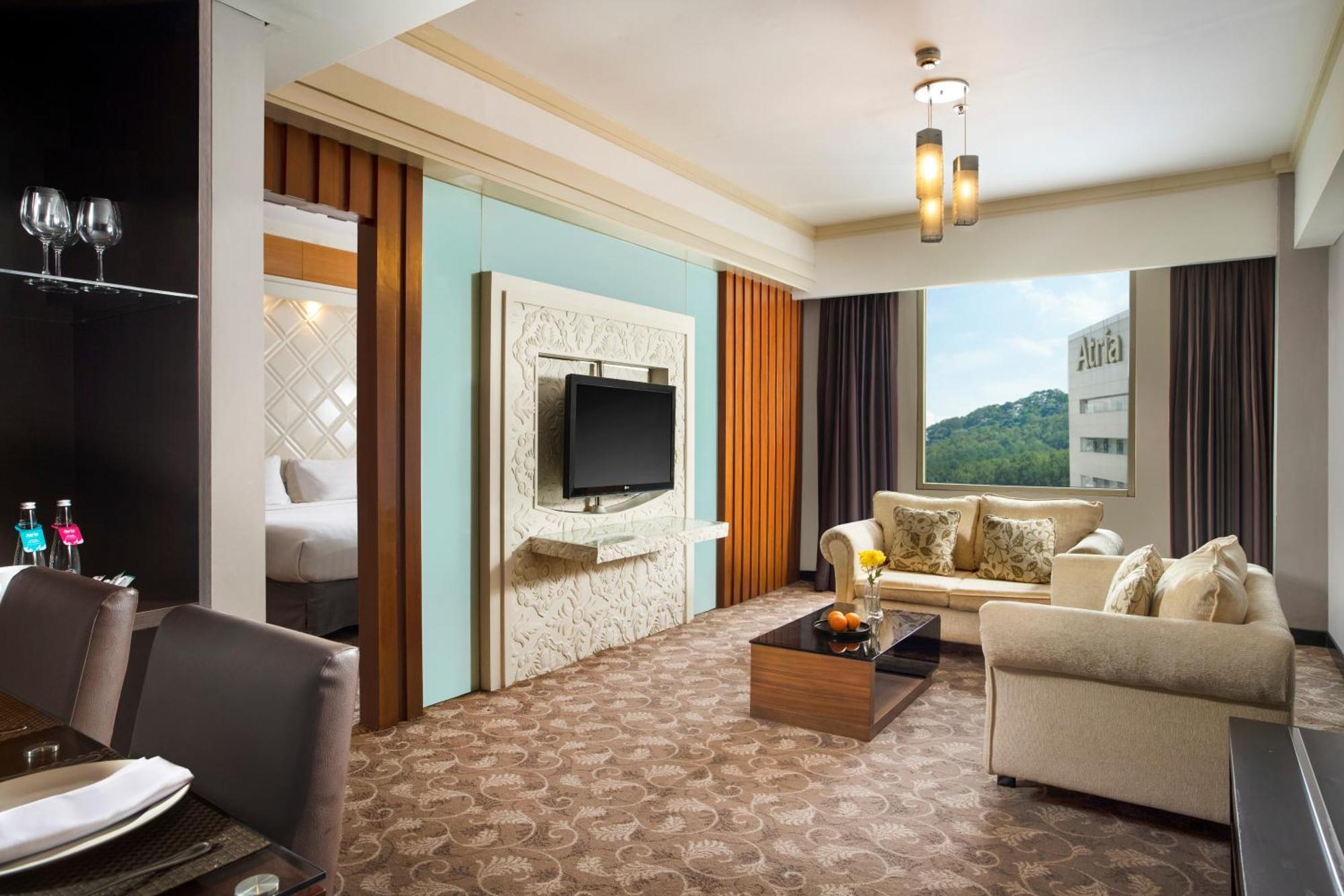 Atria Hotel Магеланг Екстериор снимка