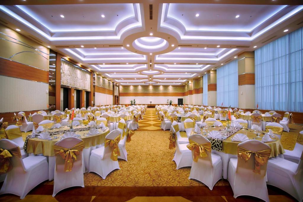 Atria Hotel Магеланг Екстериор снимка
