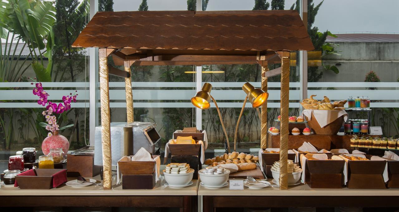 Atria Hotel Магеланг Екстериор снимка
