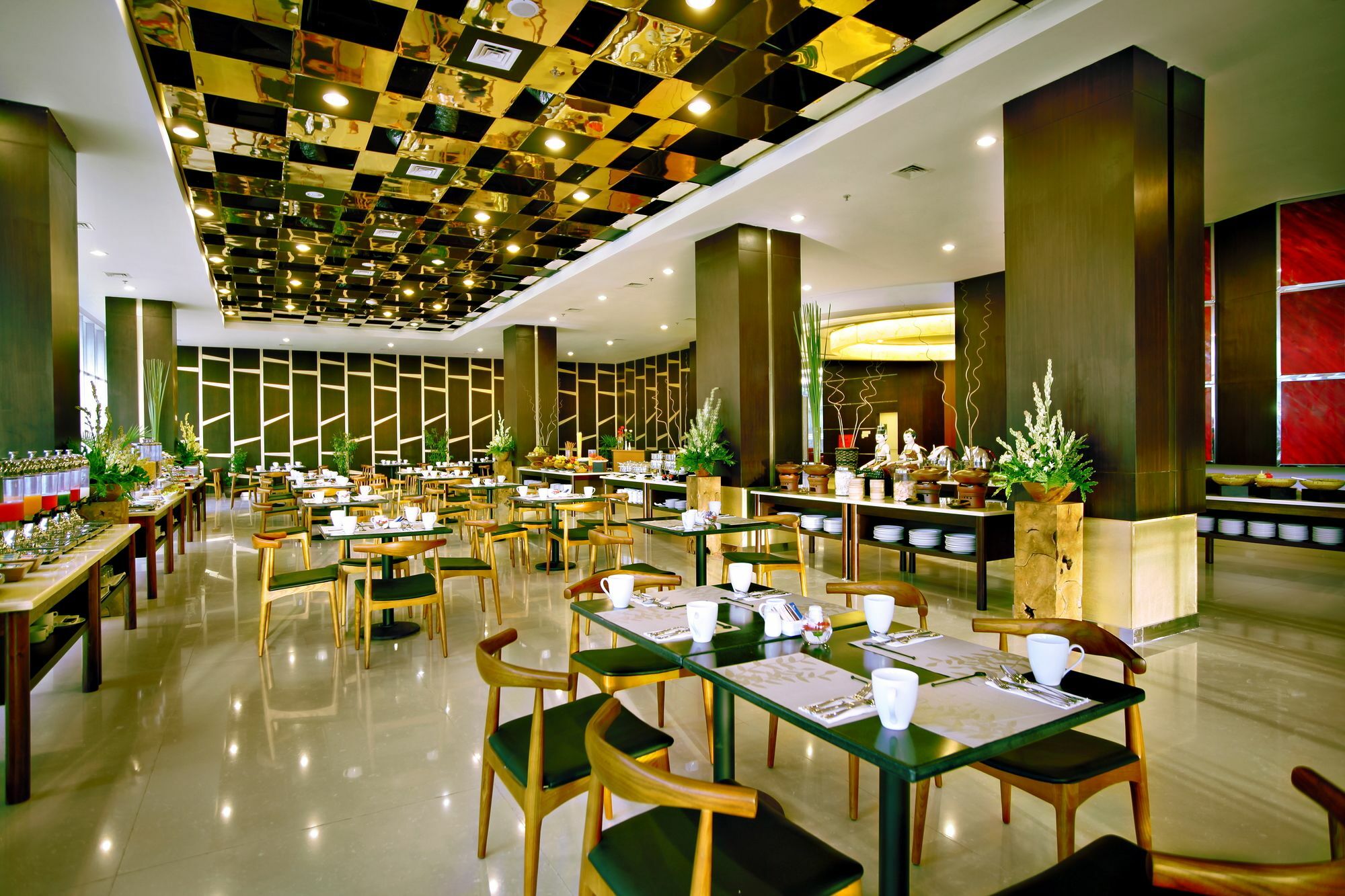 Atria Hotel Магеланг Екстериор снимка